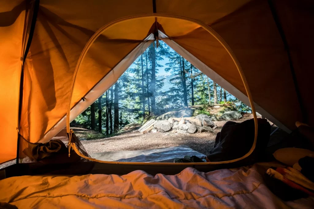 Tent in het bos bij schemering