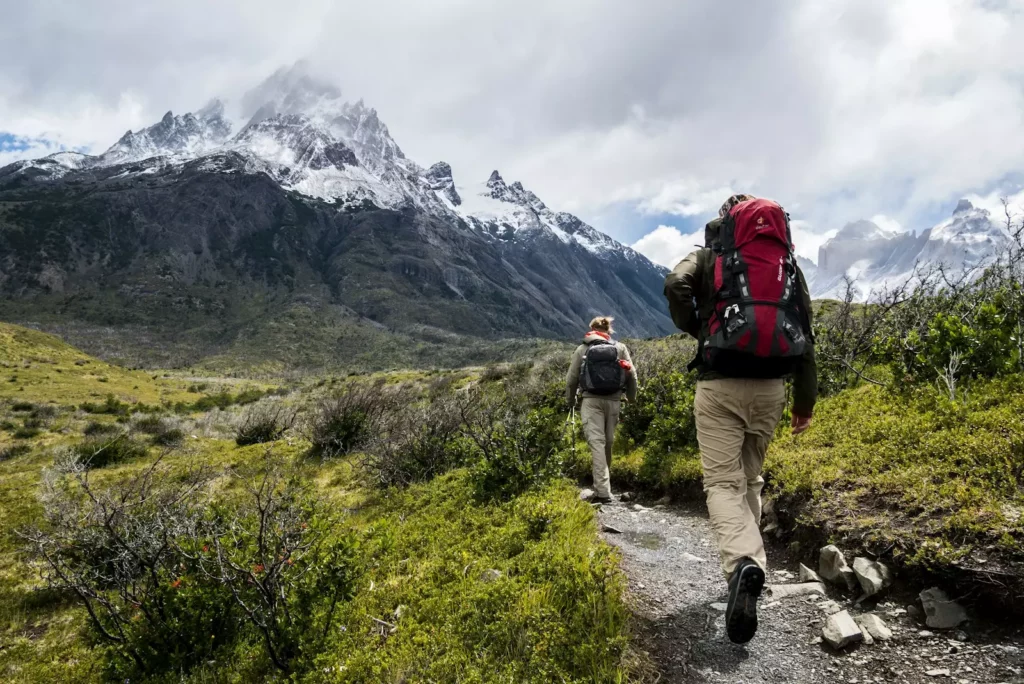 Twee wandelaars op een bergkam