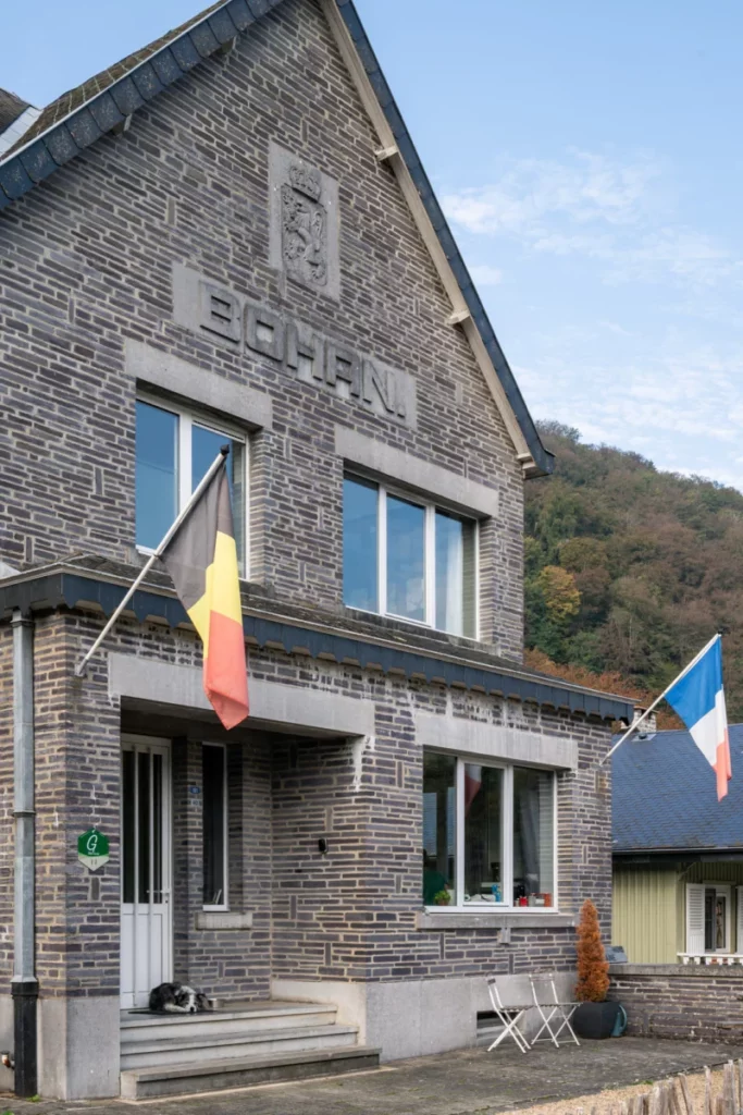 het oud douanehuis in bohan in de semoisvallei met een belgische en franse vlag