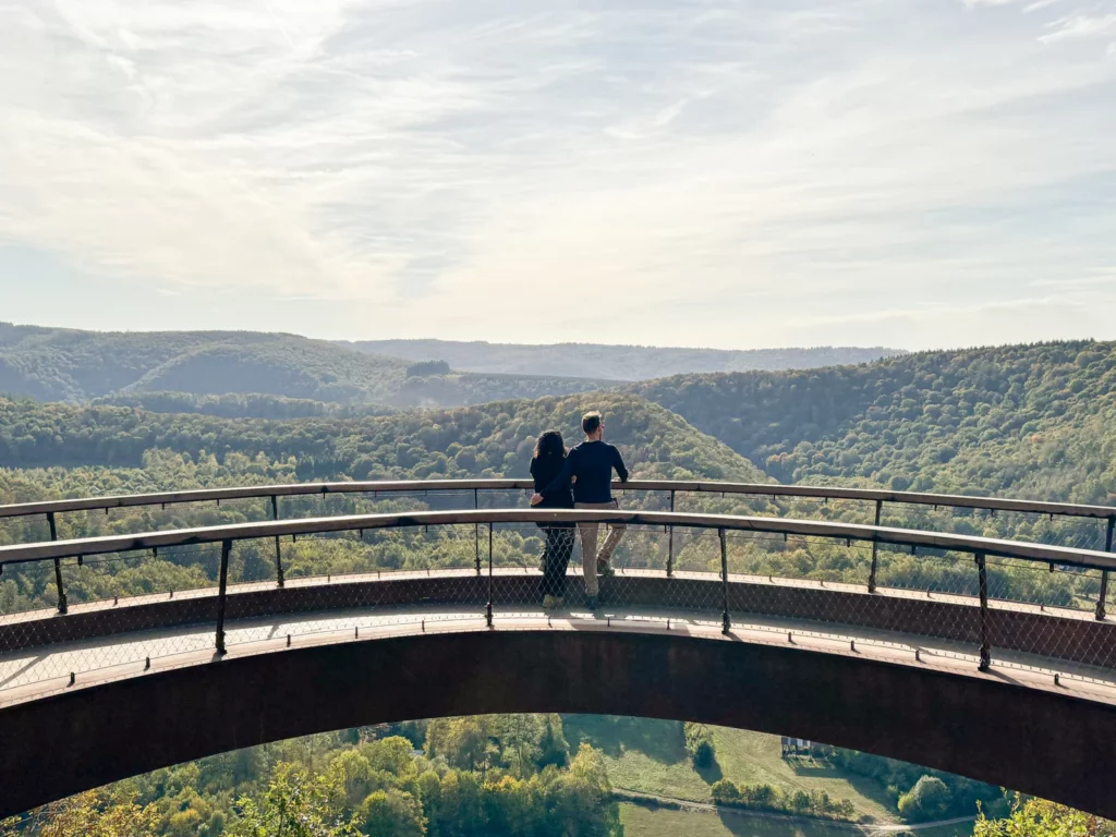 mieke en matthias die op de brug aan het uitzichtpunt jambom de semois staan