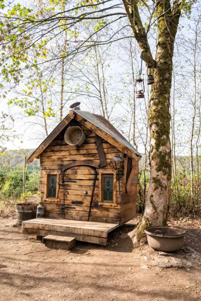 huisje van een mythisch wezen langs de wandeling van de legenden in Laforêt in de Semois vallei