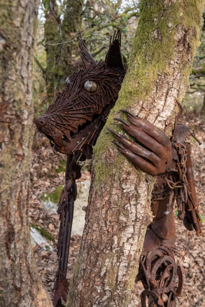 mythisch wezen langs de wandeling van de legenden in Laforêt in de Semois vallei